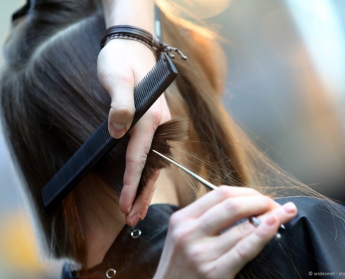 Den Beruf Coiffeuse lernen braucht viel Fachwissen, Geschicklichkeit und Empathie.